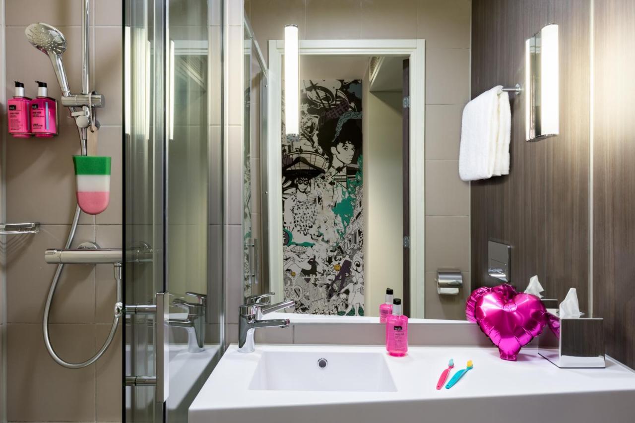 Moxy Queen Room